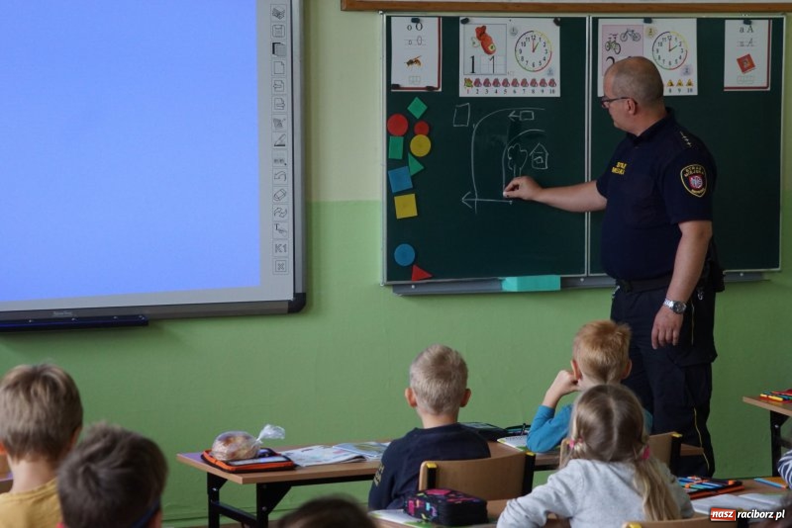 Zdjęcie w galerii na portalu naszraciborz.pl: Strażnicy miejscy dbają o bezpieczeństwo najmłodszych wiadomości z regionu