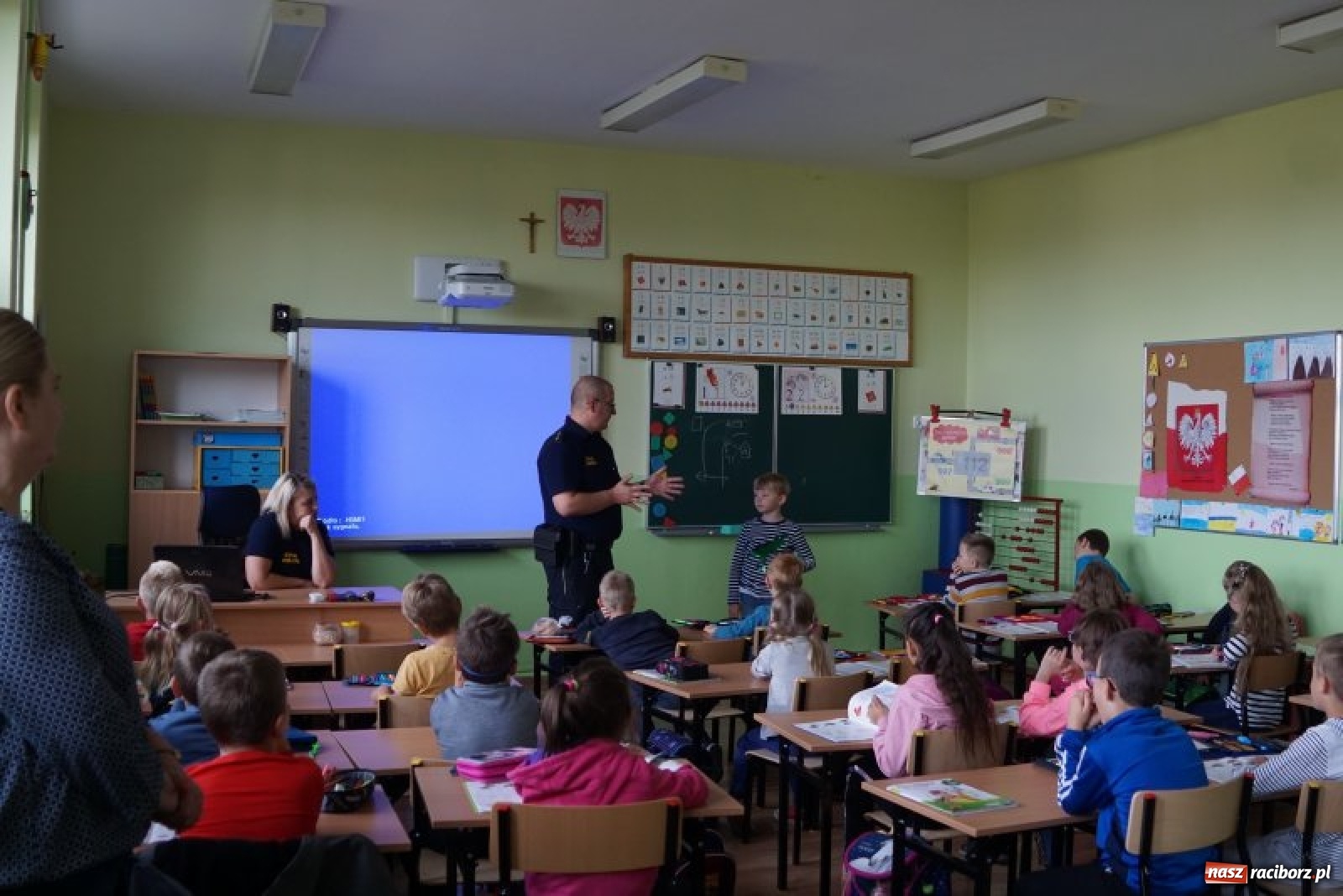 Zdjęcie w galerii na portalu naszraciborz.pl: Strażnicy miejscy dbają o bezpieczeństwo najmłodszych wiadomości z regionu