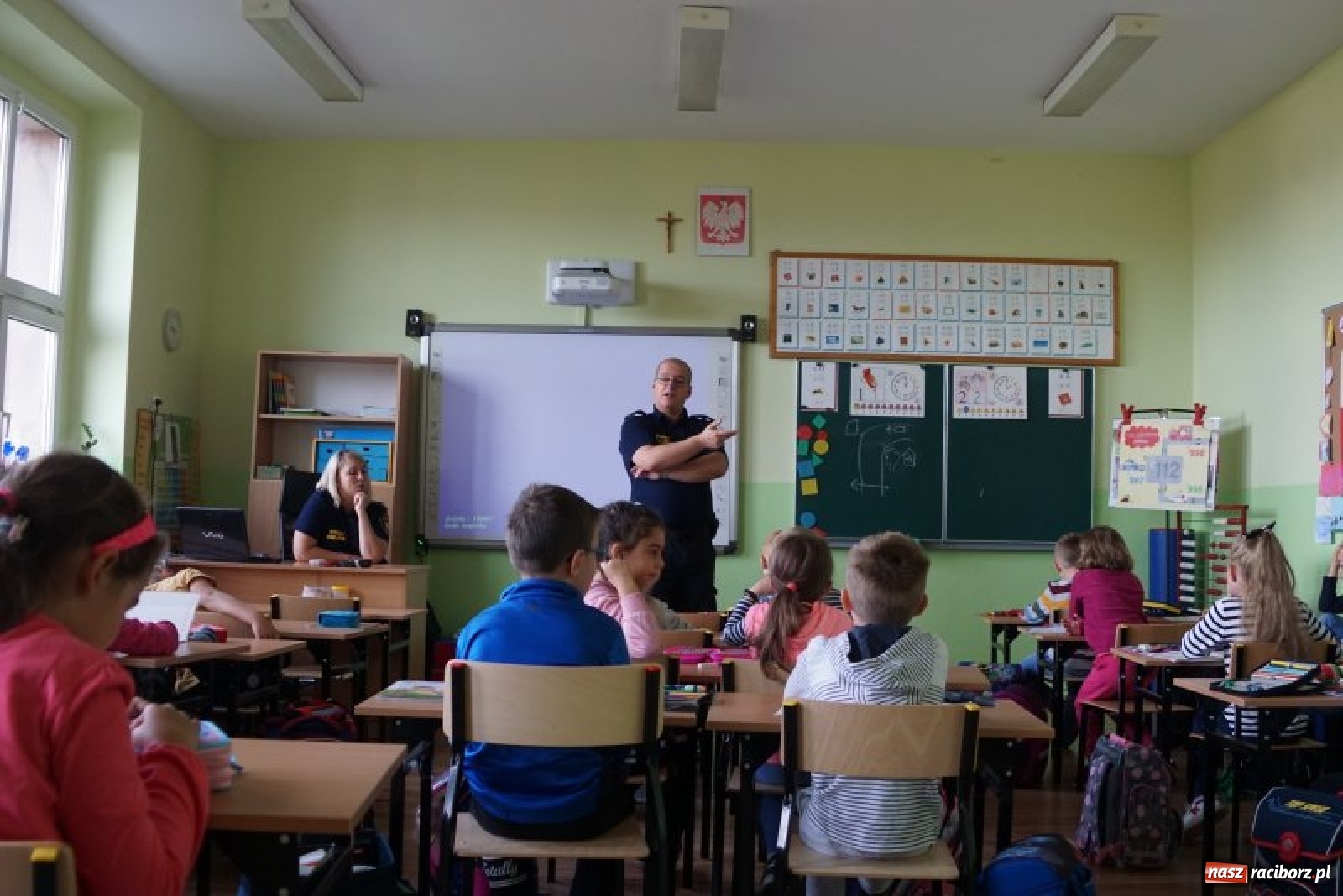 Zdjęcie w galerii na portalu naszraciborz.pl: Strażnicy miejscy dbają o bezpieczeństwo najmłodszych wiadomości z regionu