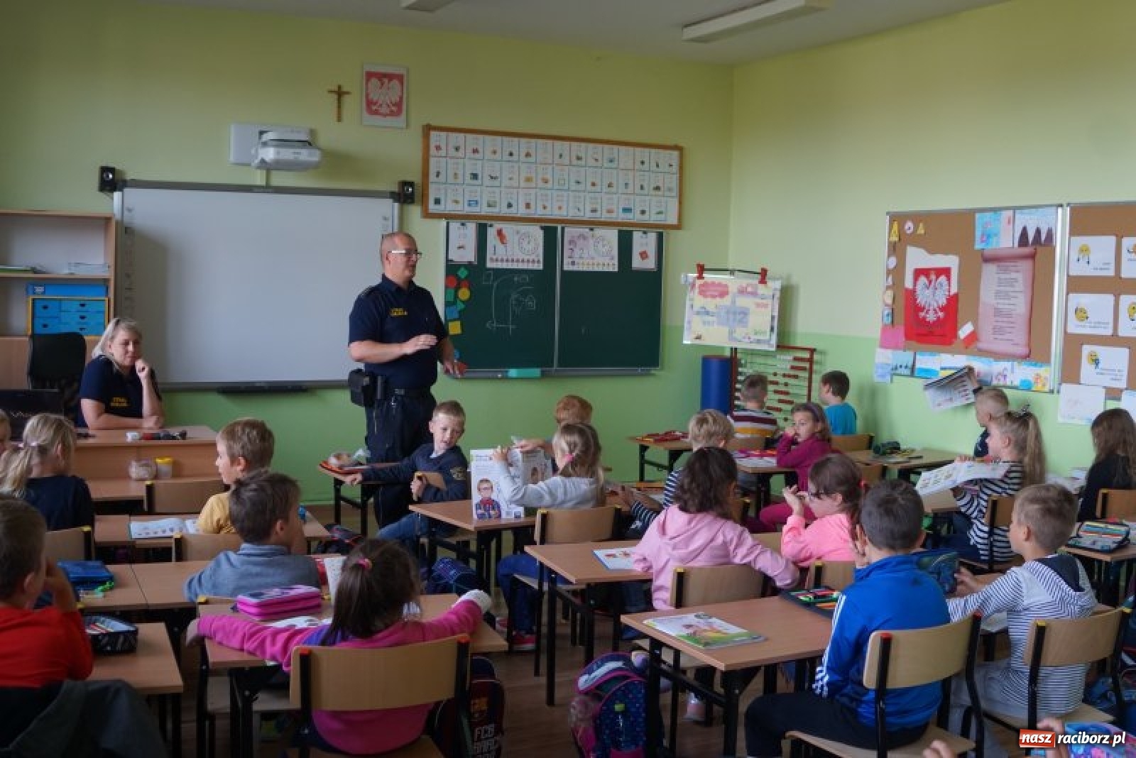 Zdjęcie w galerii na portalu naszraciborz.pl: Strażnicy miejscy dbają o bezpieczeństwo najmłodszych wiadomości z regionu