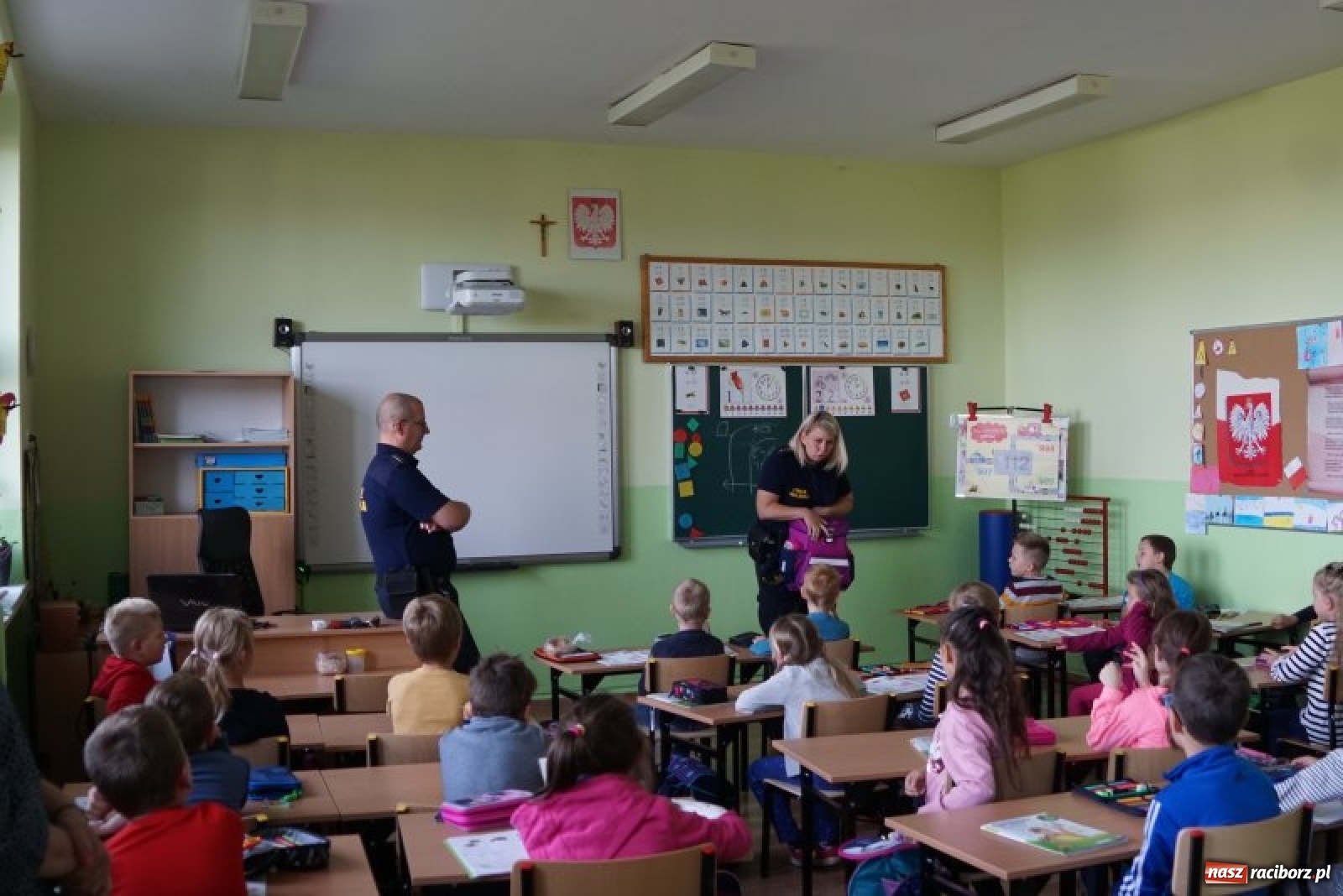 Zdjęcie w galerii na portalu naszraciborz.pl: Strażnicy miejscy dbają o bezpieczeństwo najmłodszych wiadomości z regionu