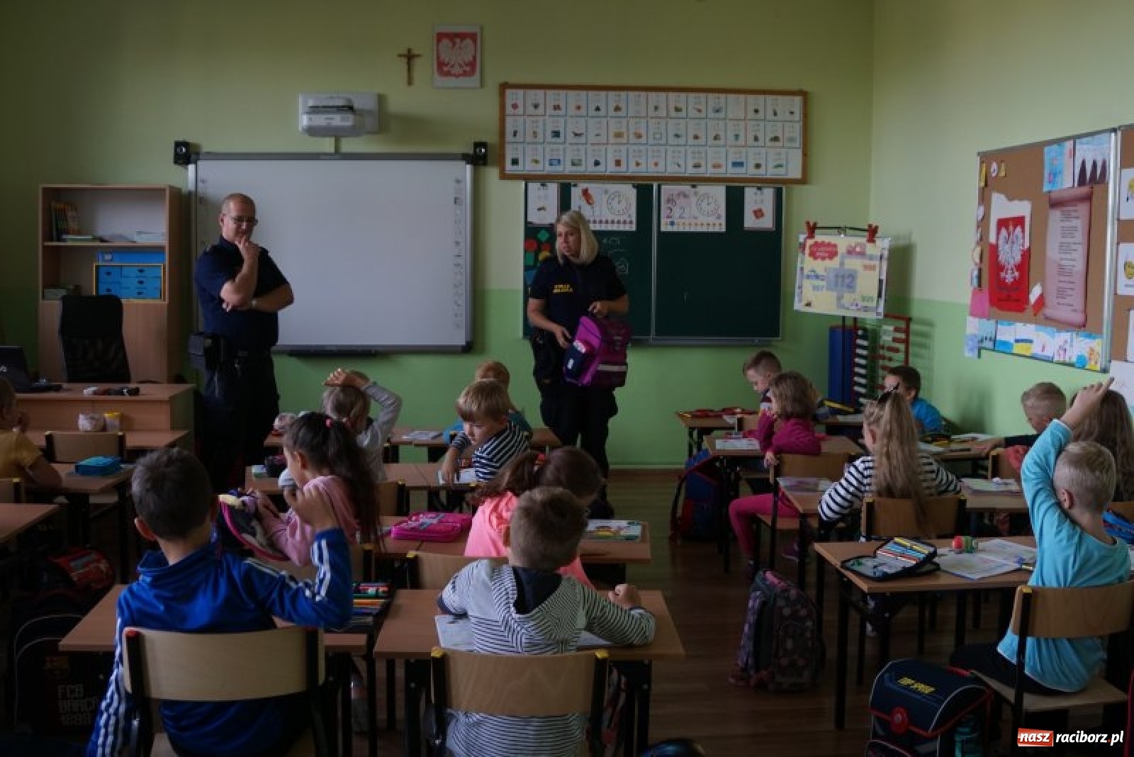 Zdjęcie w galerii na portalu naszraciborz.pl: Strażnicy miejscy dbają o bezpieczeństwo najmłodszych wiadomości z regionu