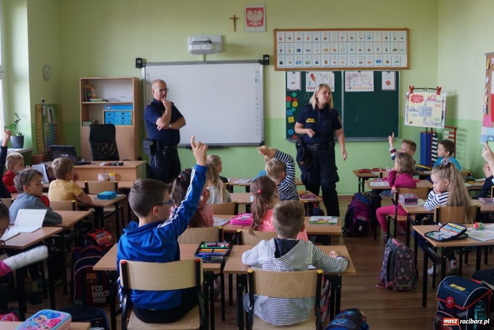 Zdjęcie w galerii na portalu naszraciborz.pl: Strażnicy miejscy dbają o bezpieczeństwo najmłodszych wiadomości z regionu