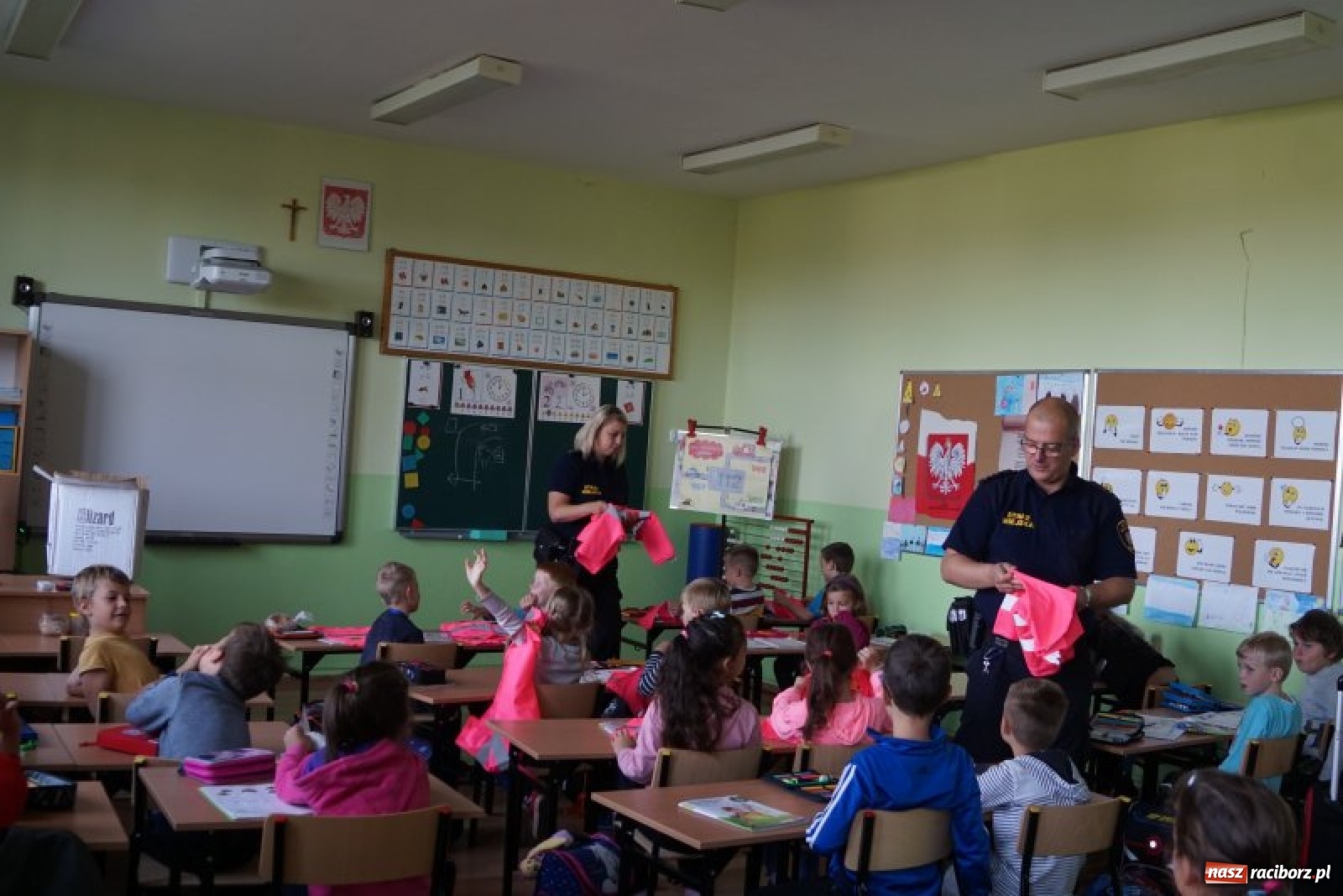 Zdjęcie w galerii na portalu naszraciborz.pl: Strażnicy miejscy dbają o bezpieczeństwo najmłodszych wiadomości z regionu