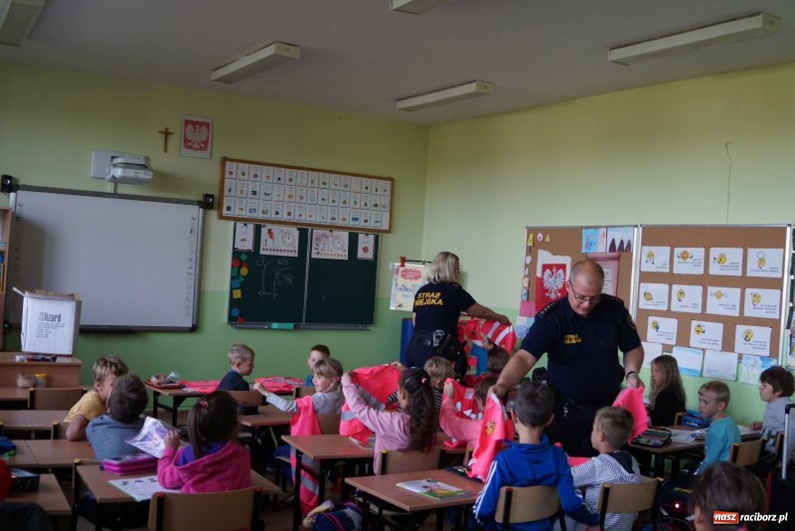 Zdjęcie w galerii na portalu naszraciborz.pl: Strażnicy miejscy dbają o bezpieczeństwo najmłodszych wiadomości z regionu