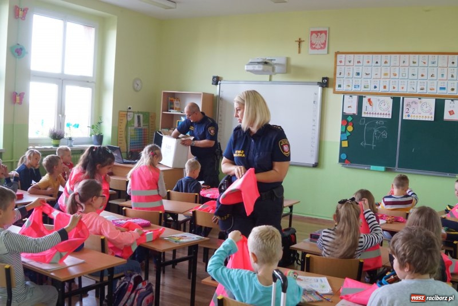 Zdjęcie w galerii na portalu naszraciborz.pl: Strażnicy miejscy dbają o bezpieczeństwo najmłodszych wiadomości z regionu