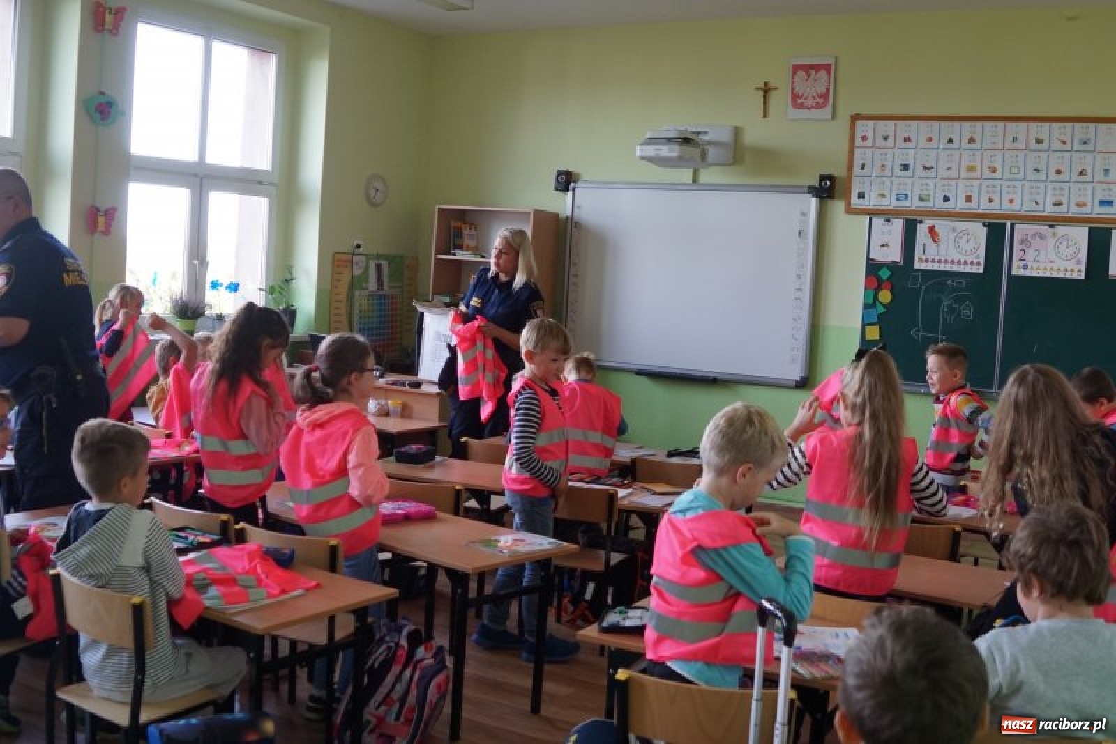 Zdjęcie w galerii na portalu naszraciborz.pl: Strażnicy miejscy dbają o bezpieczeństwo najmłodszych wiadomości z regionu