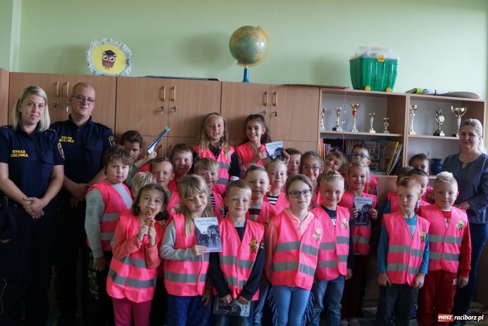 Zdjęcie w galerii na portalu naszraciborz.pl: Strażnicy miejscy dbają o bezpieczeństwo najmłodszych wiadomości z regionu