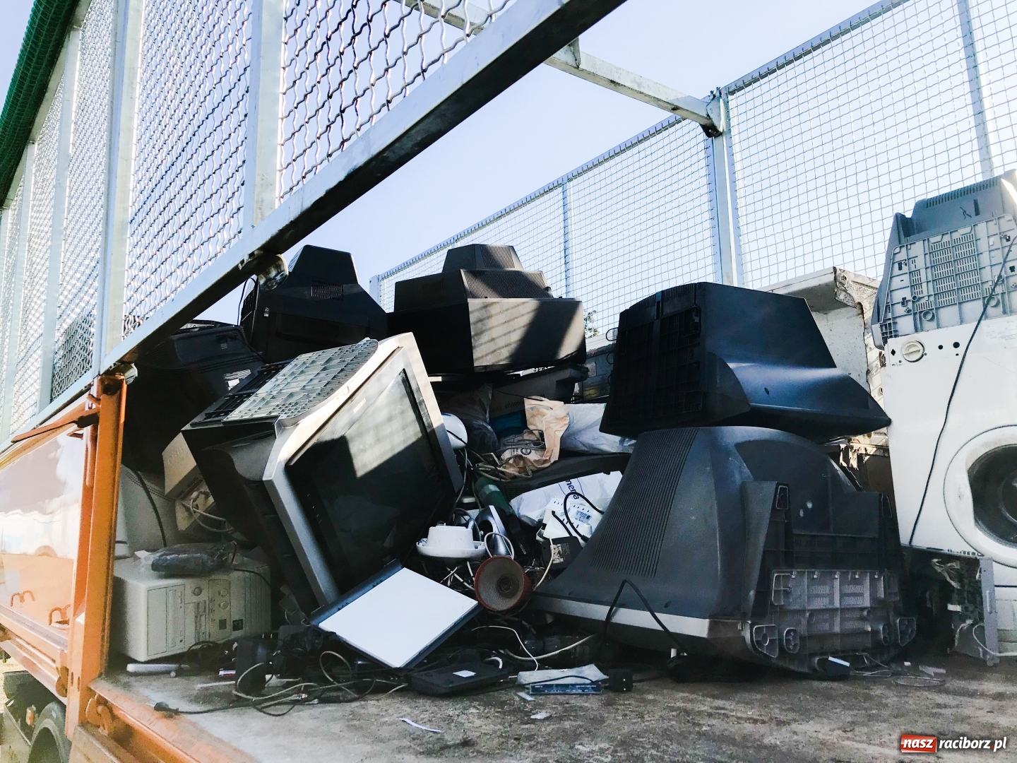 Zdjęcie w galerii na portalu naszraciborz.pl: Wrzosy za elektrośmieci. Trwa zbiórka odpadów  wiadomości z regionu