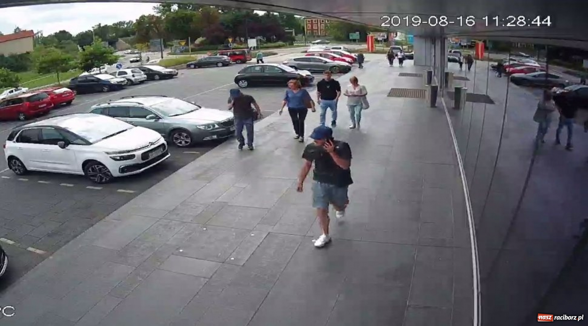 Zdjęcie w galerii na portalu naszraciborz.pl: Policja w regionie szuka tego mężczyzny i jego wspólników [FOTO]  wiadomości z regionu