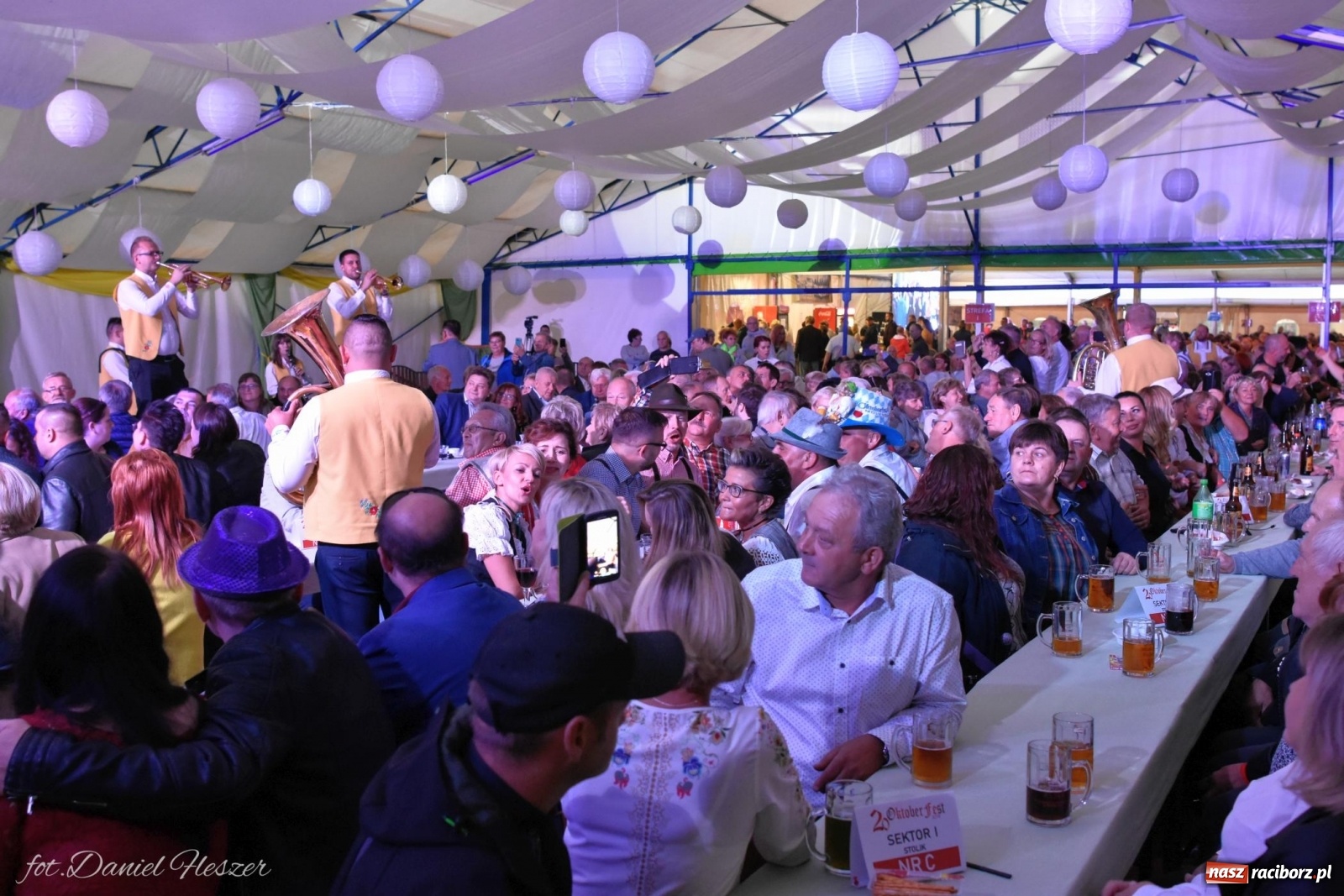 Zdjęcie w galerii na portalu naszraciborz.pl: Piwosze świętują. W Monachium i... w Szymocicach wiadomości z regionu