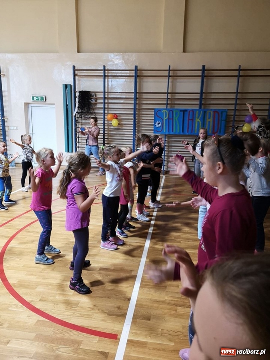 Zdjęcie w galerii na portalu naszraciborz.pl: Szkolna spartakiada w SP 4  wiadomości z regionu