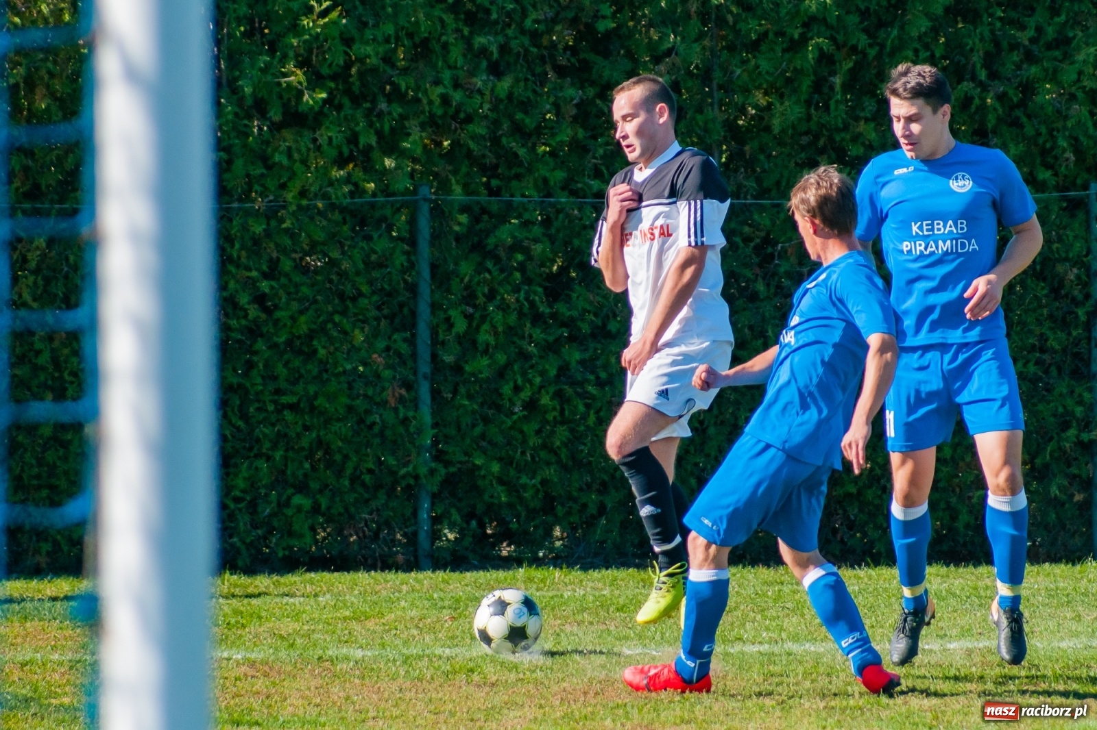 Zdjęcie w galerii na portalu naszraciborz.pl: Nerwowo i czerwono w Markowicach. Zgoda z kompletem punktów [FOTO i WIDEO] wiadomości z regionu