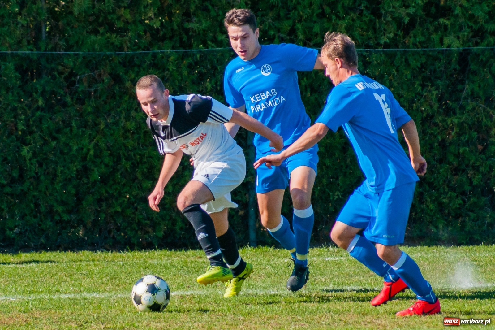 Zdjęcie w galerii na portalu naszraciborz.pl: Nerwowo i czerwono w Markowicach. Zgoda z kompletem punktów [FOTO i WIDEO] wiadomości z regionu