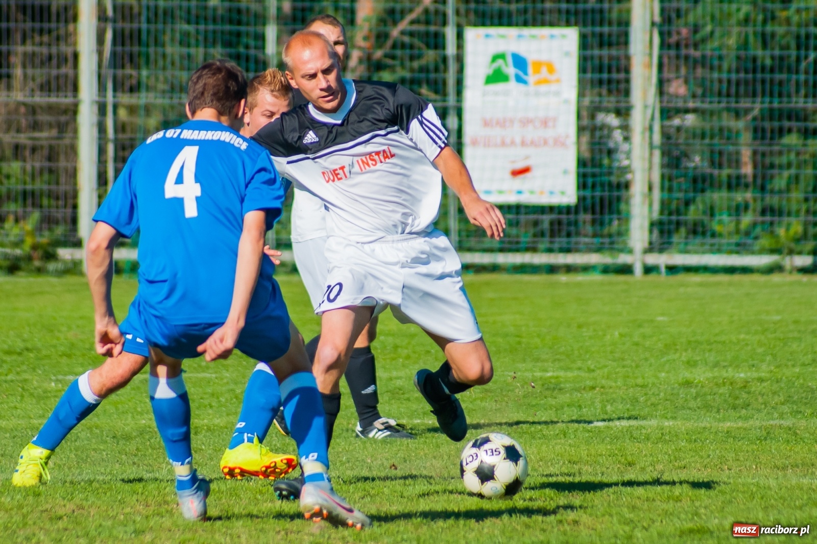 Zdjęcie w galerii na portalu naszraciborz.pl: Nerwowo i czerwono w Markowicach. Zgoda z kompletem punktów [FOTO i WIDEO] wiadomości z regionu
