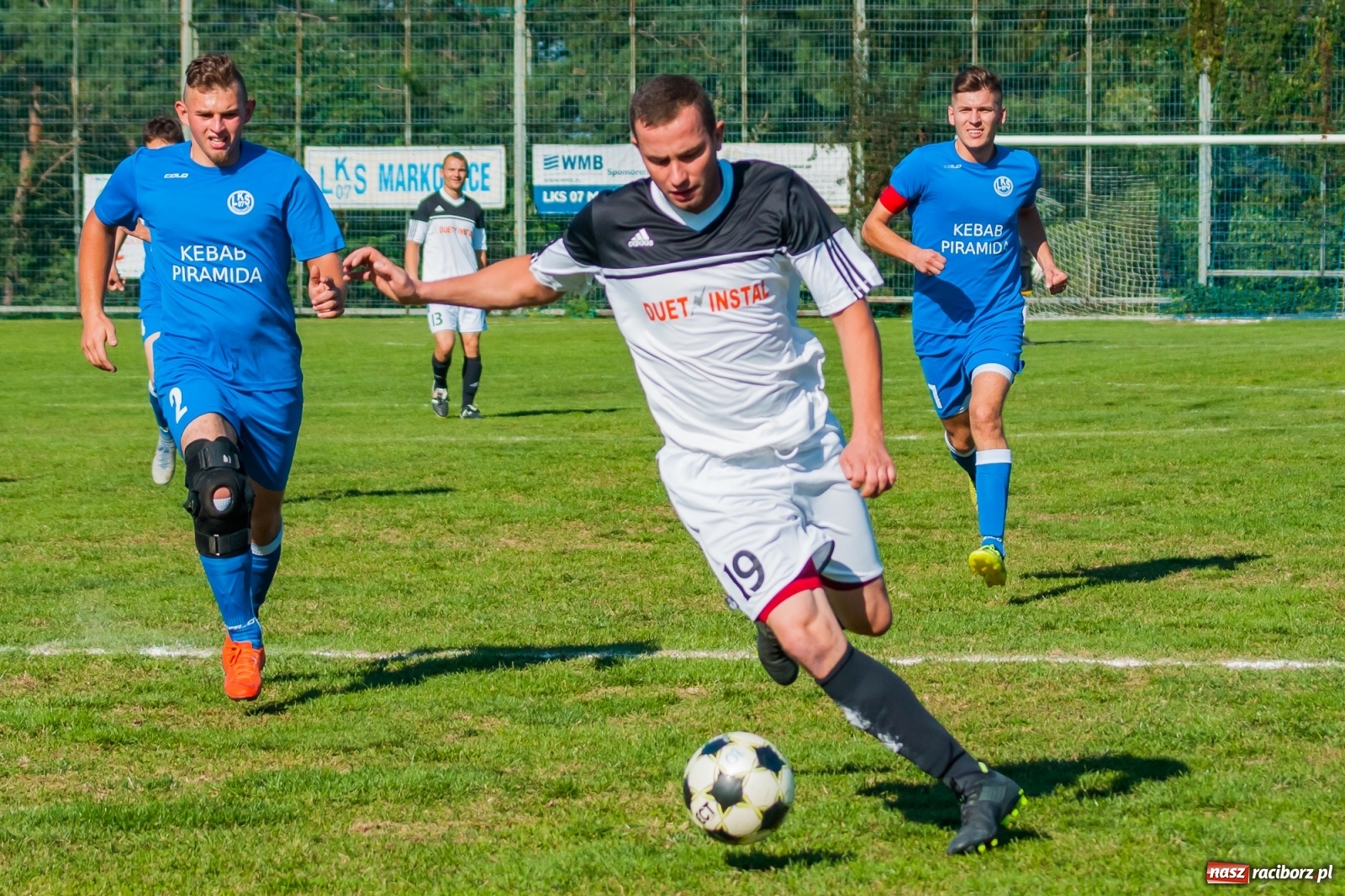 Zdjęcie w galerii na portalu naszraciborz.pl: Nerwowo i czerwono w Markowicach. Zgoda z kompletem punktów [FOTO i WIDEO] wiadomości z regionu