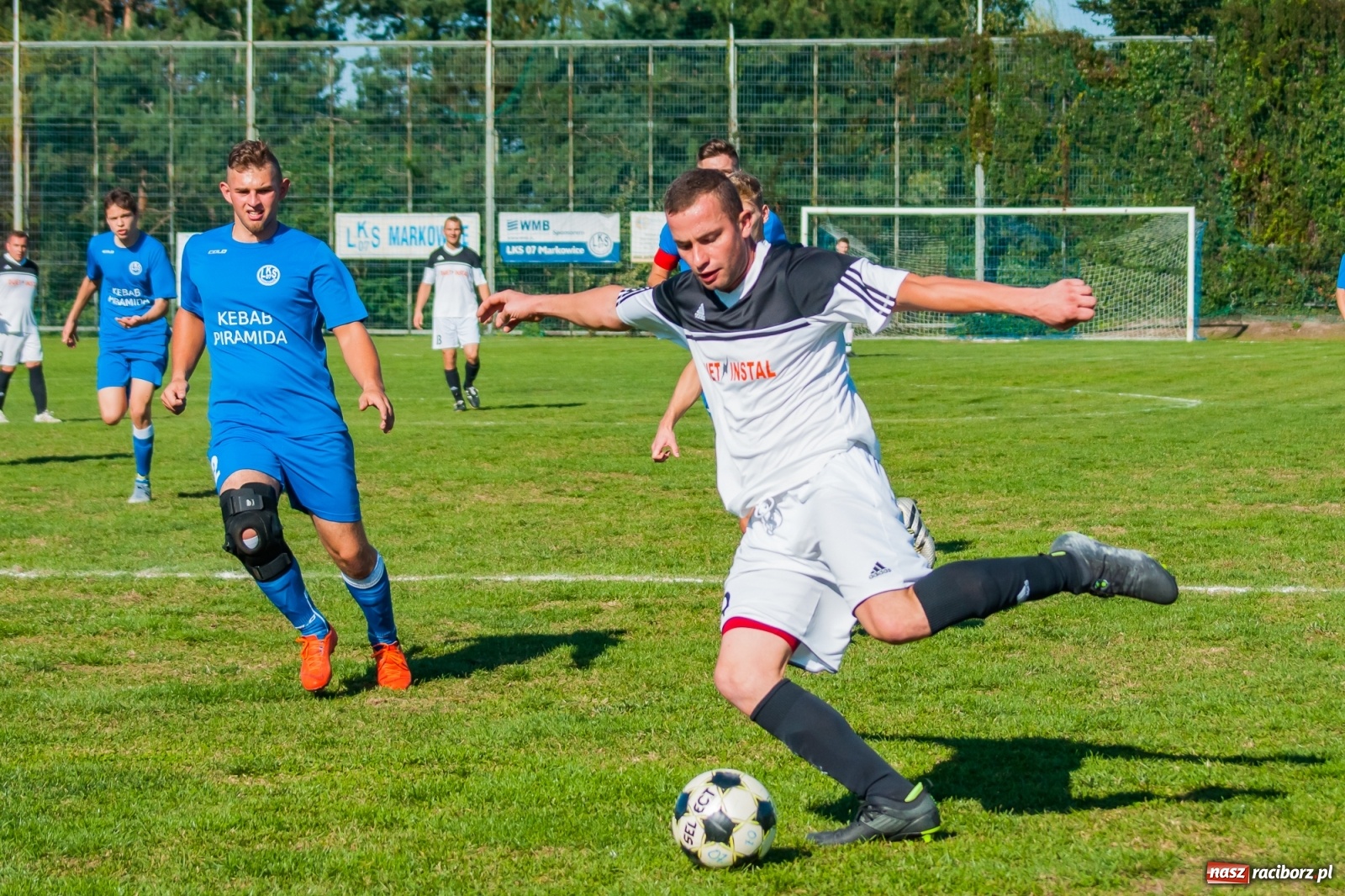 Zdjęcie w galerii na portalu naszraciborz.pl: Nerwowo i czerwono w Markowicach. Zgoda z kompletem punktów [FOTO i WIDEO] wiadomości z regionu