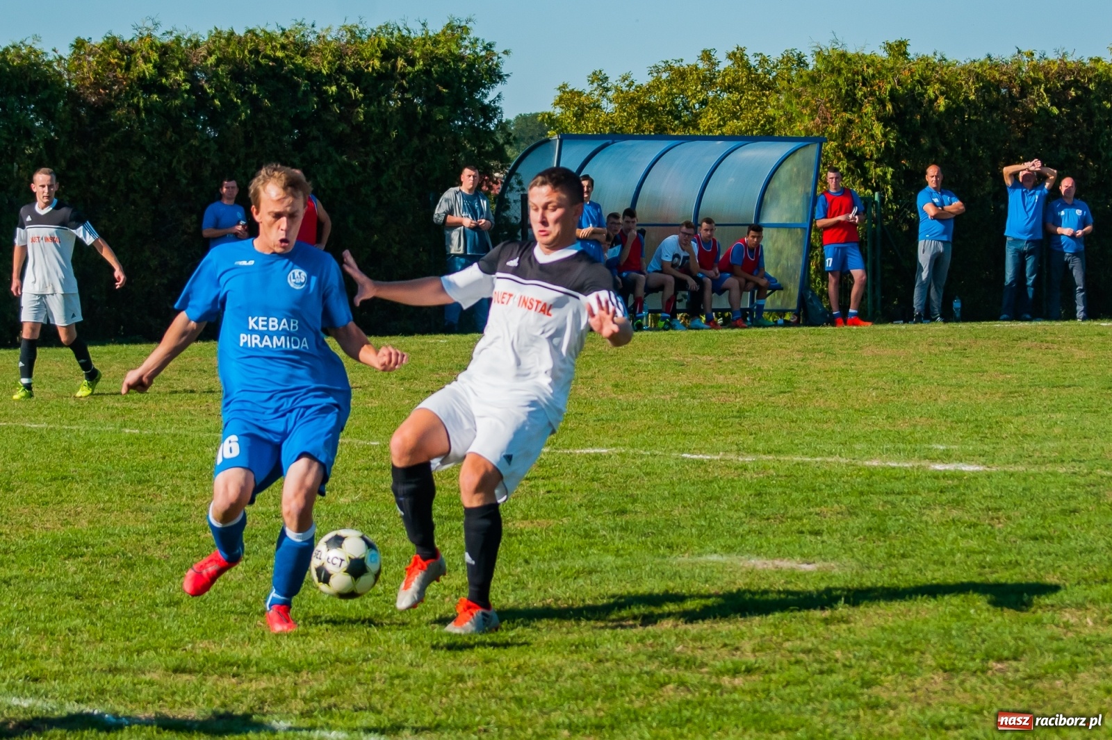 Zdjęcie w galerii na portalu naszraciborz.pl: Nerwowo i czerwono w Markowicach. Zgoda z kompletem punktów [FOTO i WIDEO] wiadomości z regionu
