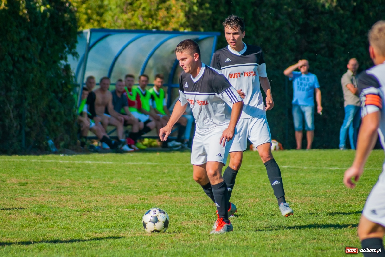 Zdjęcie w galerii na portalu naszraciborz.pl: Nerwowo i czerwono w Markowicach. Zgoda z kompletem punktów [FOTO i WIDEO] wiadomości z regionu