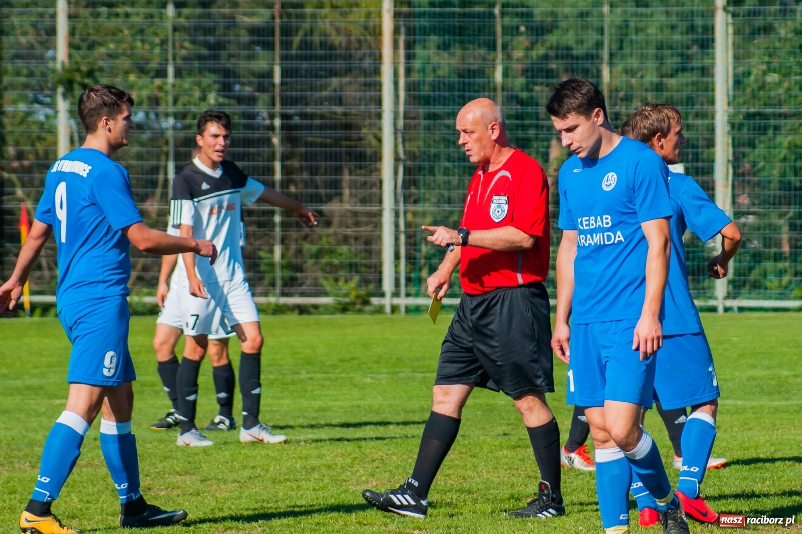 Zdjęcie w galerii na portalu naszraciborz.pl: Nerwowo i czerwono w Markowicach. Zgoda z kompletem punktów [FOTO i WIDEO] wiadomości z regionu