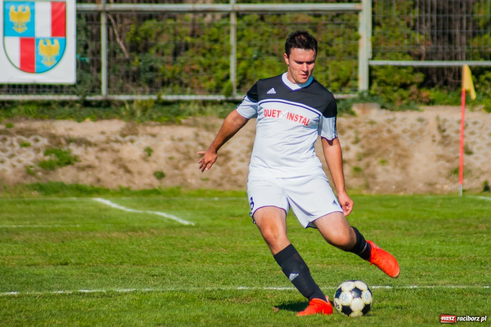 Zdjęcie w galerii na portalu naszraciborz.pl: Nerwowo i czerwono w Markowicach. Zgoda z kompletem punktów [FOTO i WIDEO] wiadomości z regionu