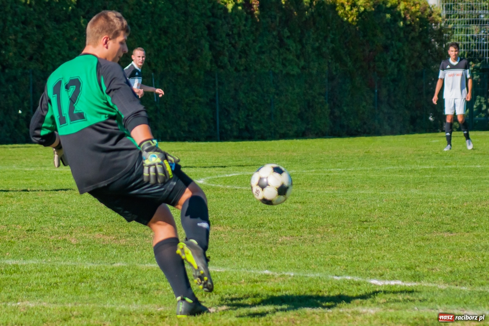 Zdjęcie w galerii na portalu naszraciborz.pl: Nerwowo i czerwono w Markowicach. Zgoda z kompletem punktów [FOTO i WIDEO] wiadomości z regionu