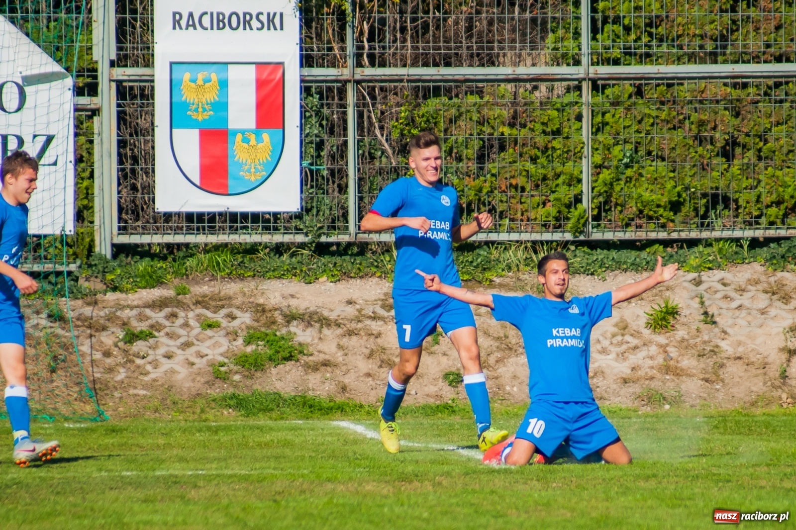 Zdjęcie w galerii na portalu naszraciborz.pl: Nerwowo i czerwono w Markowicach. Zgoda z kompletem punktów [FOTO i WIDEO] wiadomości z regionu