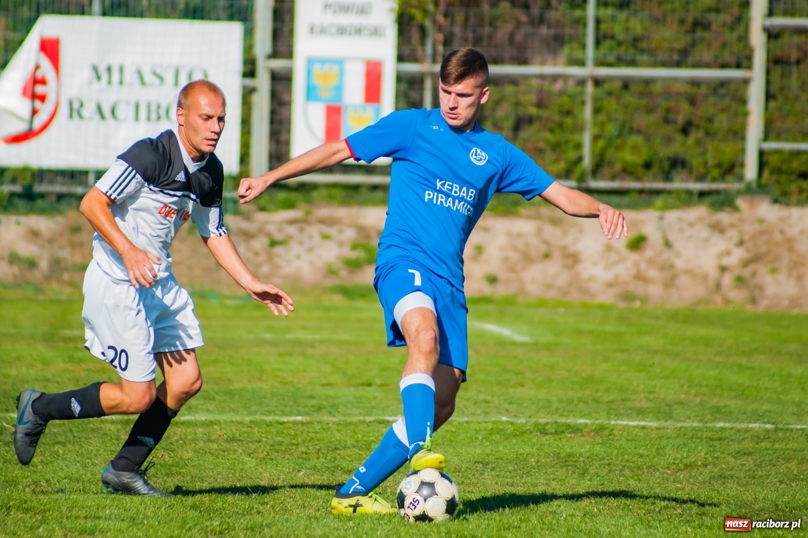 Zdjęcie w galerii na portalu naszraciborz.pl: Nerwowo i czerwono w Markowicach. Zgoda z kompletem punktów [FOTO i WIDEO] wiadomości z regionu