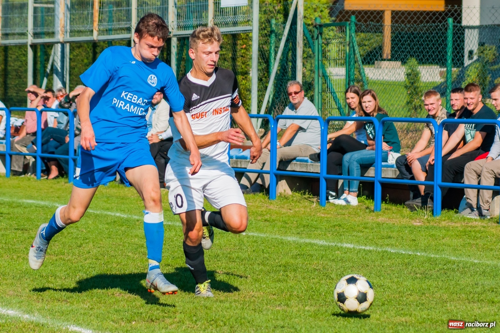 Zdjęcie w galerii na portalu naszraciborz.pl: Nerwowo i czerwono w Markowicach. Zgoda z kompletem punktów [FOTO i WIDEO] wiadomości z regionu