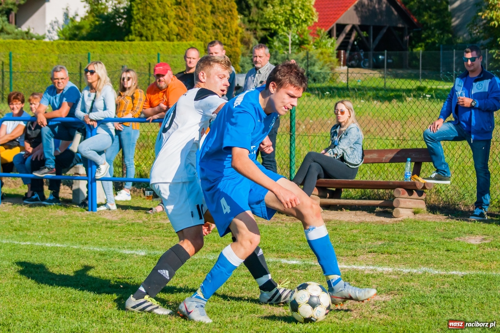 Zdjęcie w galerii na portalu naszraciborz.pl: Nerwowo i czerwono w Markowicach. Zgoda z kompletem punktów [FOTO i WIDEO] wiadomości z regionu