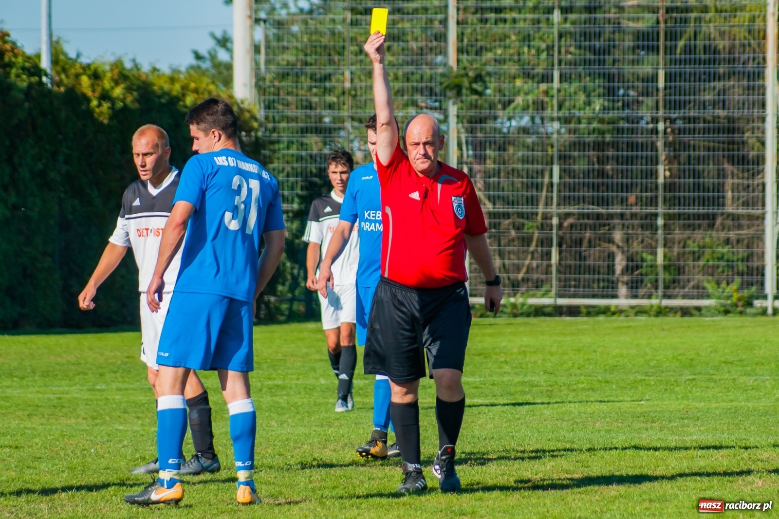 Zdjęcie w galerii na portalu naszraciborz.pl: Nerwowo i czerwono w Markowicach. Zgoda z kompletem punktów [FOTO i WIDEO] wiadomości z regionu
