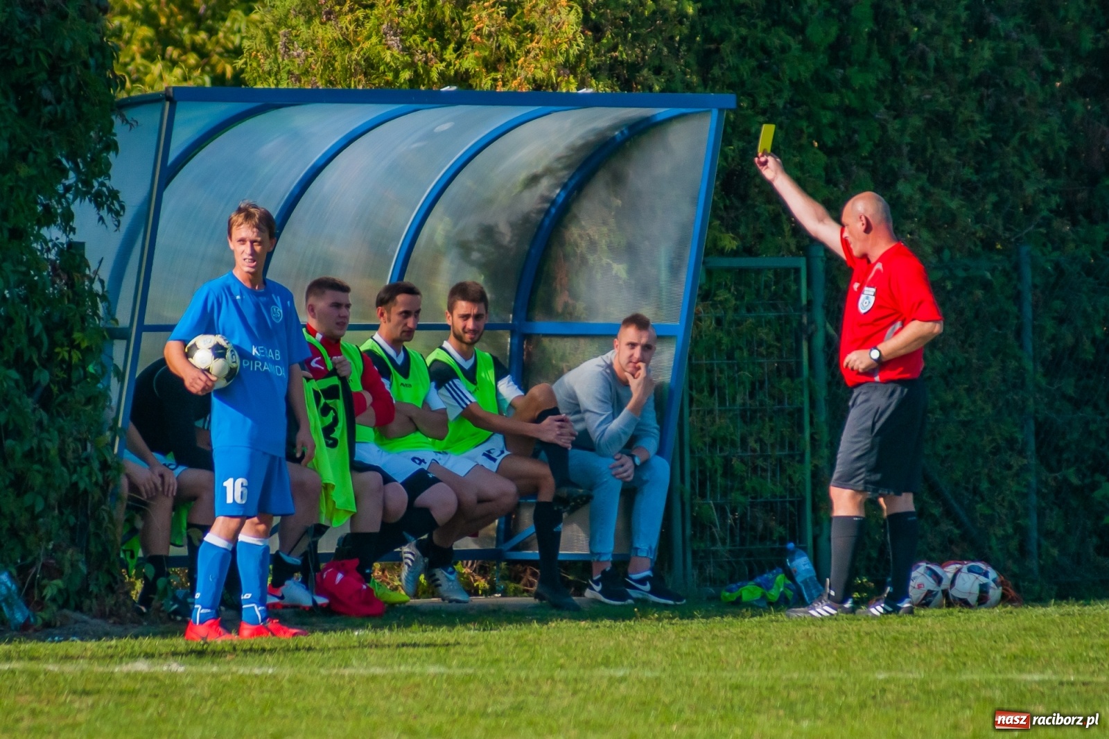 Zdjęcie w galerii na portalu naszraciborz.pl: Nerwowo i czerwono w Markowicach. Zgoda z kompletem punktów [FOTO i WIDEO] wiadomości z regionu