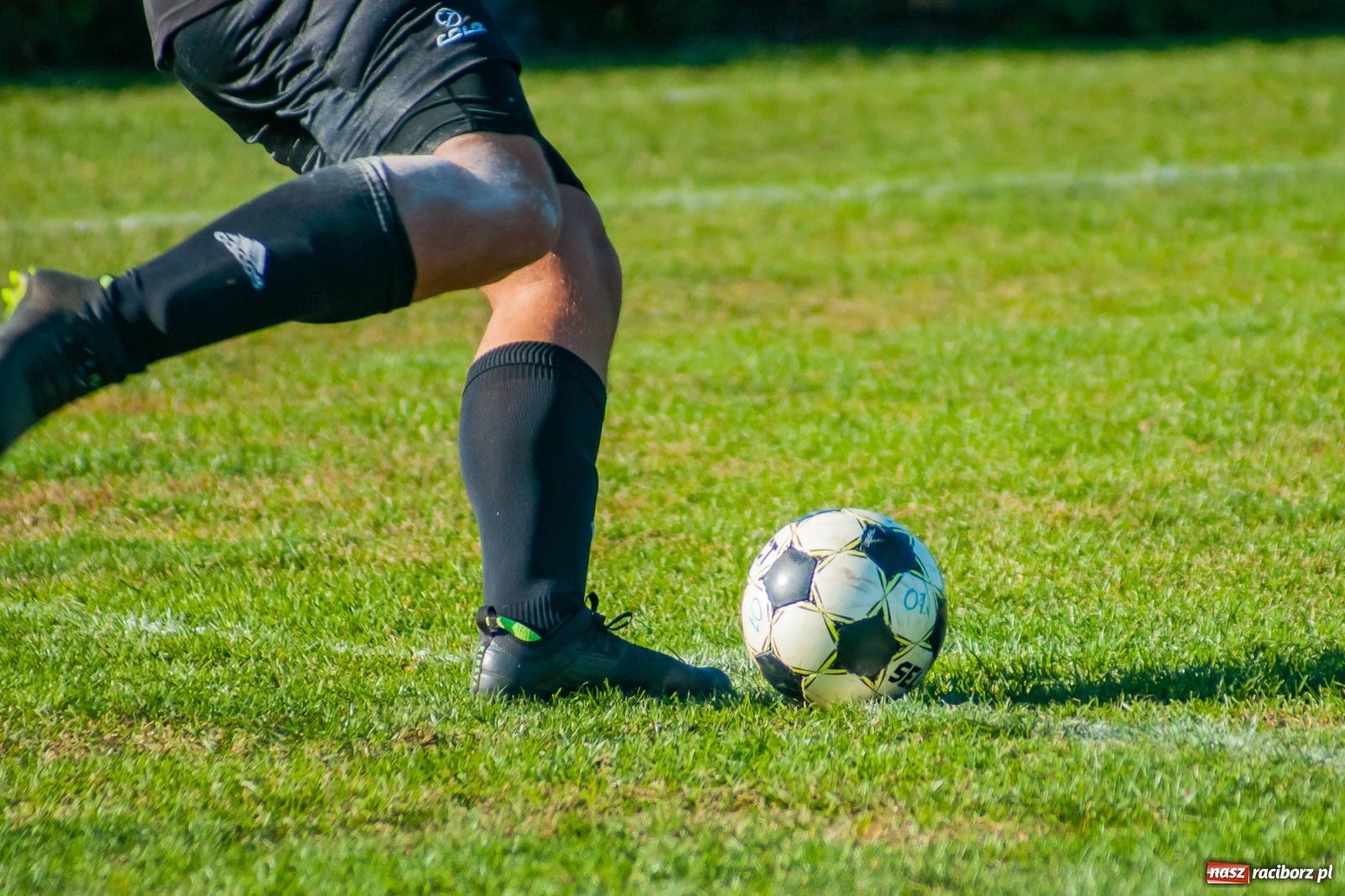 Zdjęcie w galerii na portalu naszraciborz.pl: Nerwowo i czerwono w Markowicach. Zgoda z kompletem punktów [FOTO i WIDEO] wiadomości z regionu