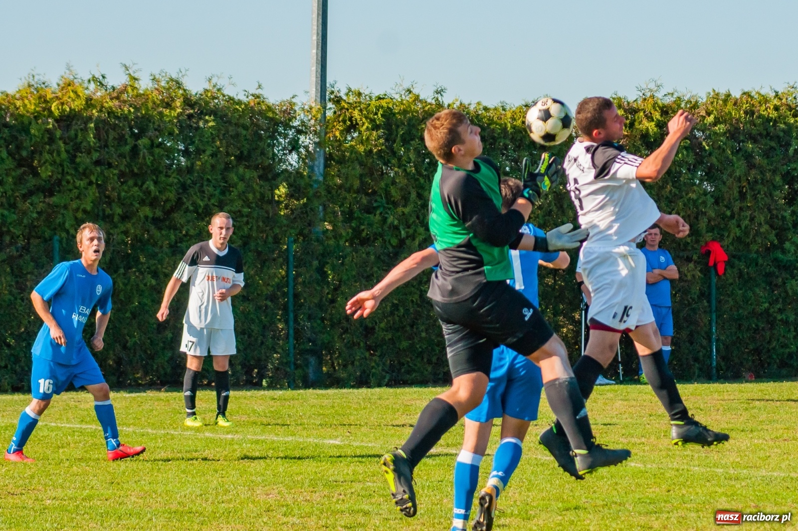 Zdjęcie w galerii na portalu naszraciborz.pl: Nerwowo i czerwono w Markowicach. Zgoda z kompletem punktów [FOTO i WIDEO] wiadomości z regionu