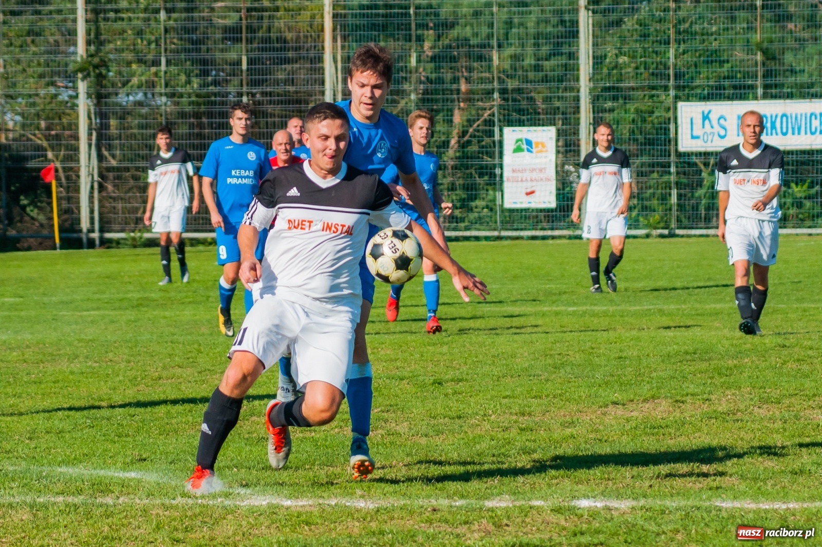 Zdjęcie w galerii na portalu naszraciborz.pl: Nerwowo i czerwono w Markowicach. Zgoda z kompletem punktów [FOTO i WIDEO] wiadomości z regionu