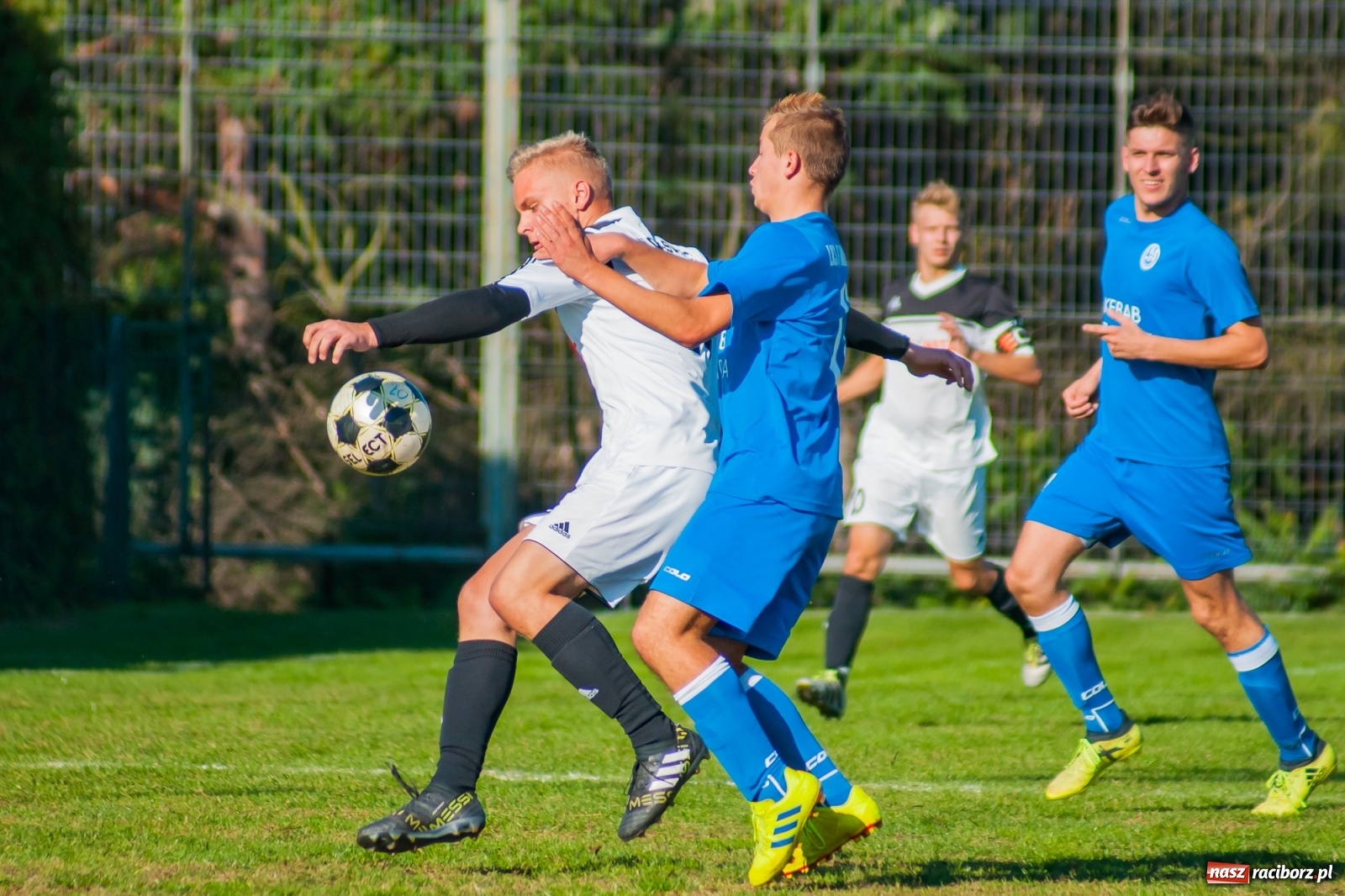 Zdjęcie w galerii na portalu naszraciborz.pl: Nerwowo i czerwono w Markowicach. Zgoda z kompletem punktów [FOTO i WIDEO] wiadomości z regionu