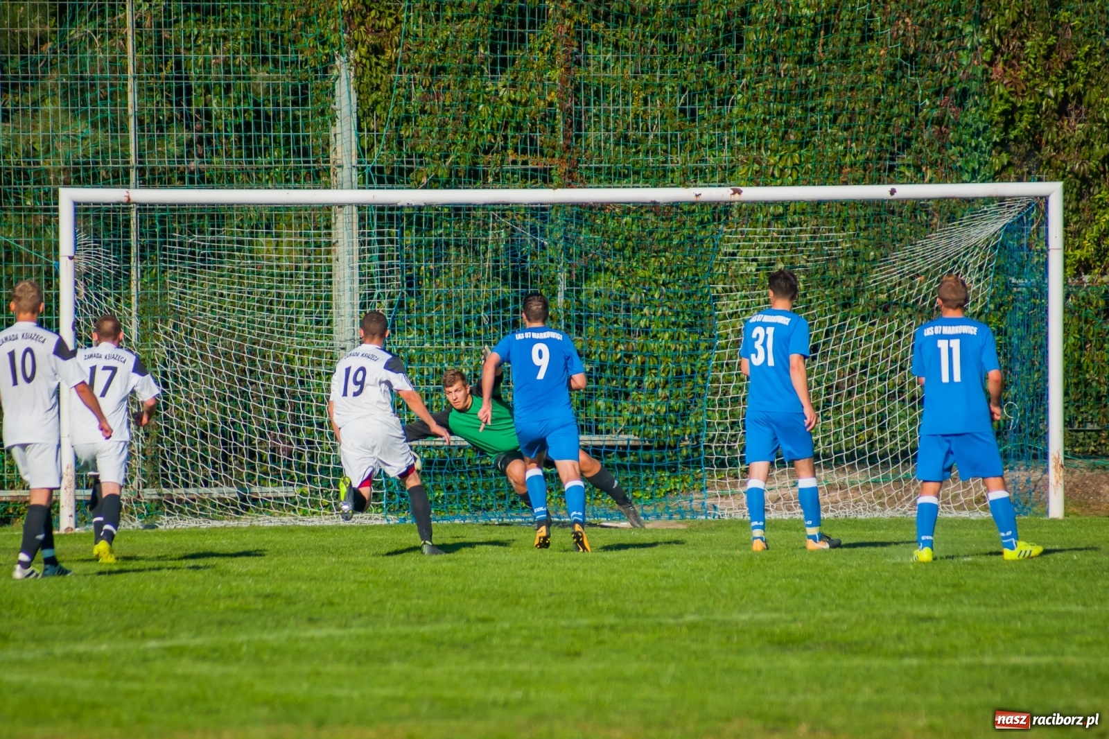 Zdjęcie w galerii na portalu naszraciborz.pl: Nerwowo i czerwono w Markowicach. Zgoda z kompletem punktów [FOTO i WIDEO] wiadomości z regionu