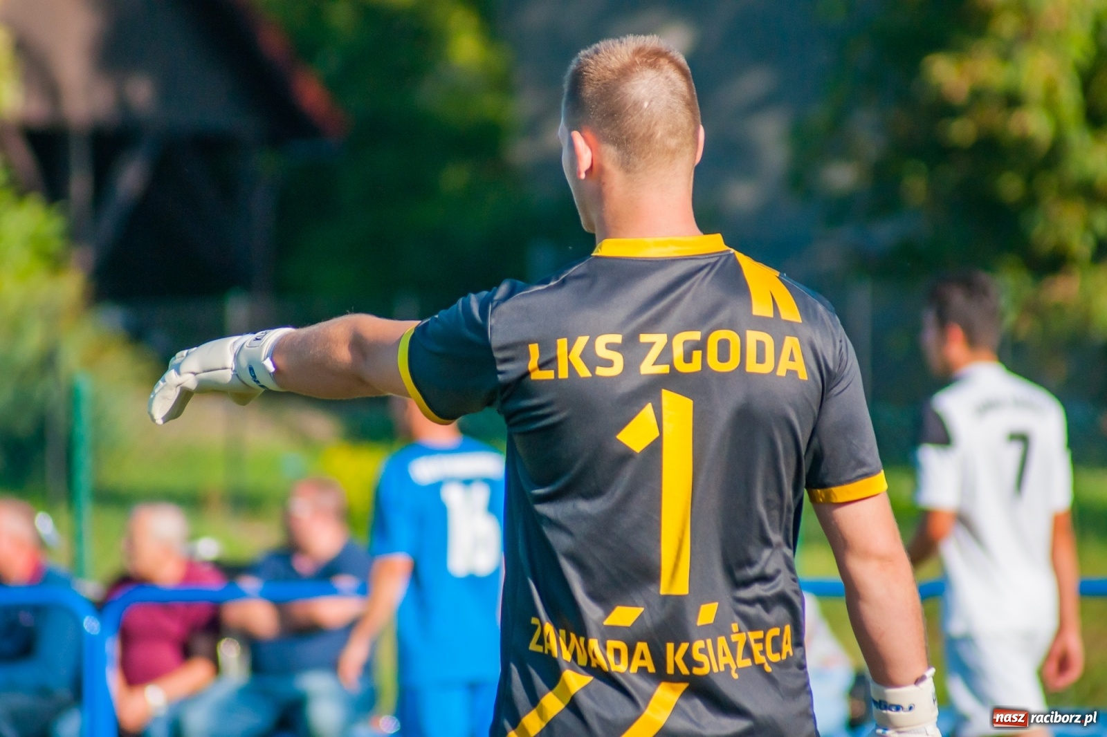 Zdjęcie w galerii na portalu naszraciborz.pl: Nerwowo i czerwono w Markowicach. Zgoda z kompletem punktów [FOTO i WIDEO] wiadomości z regionu