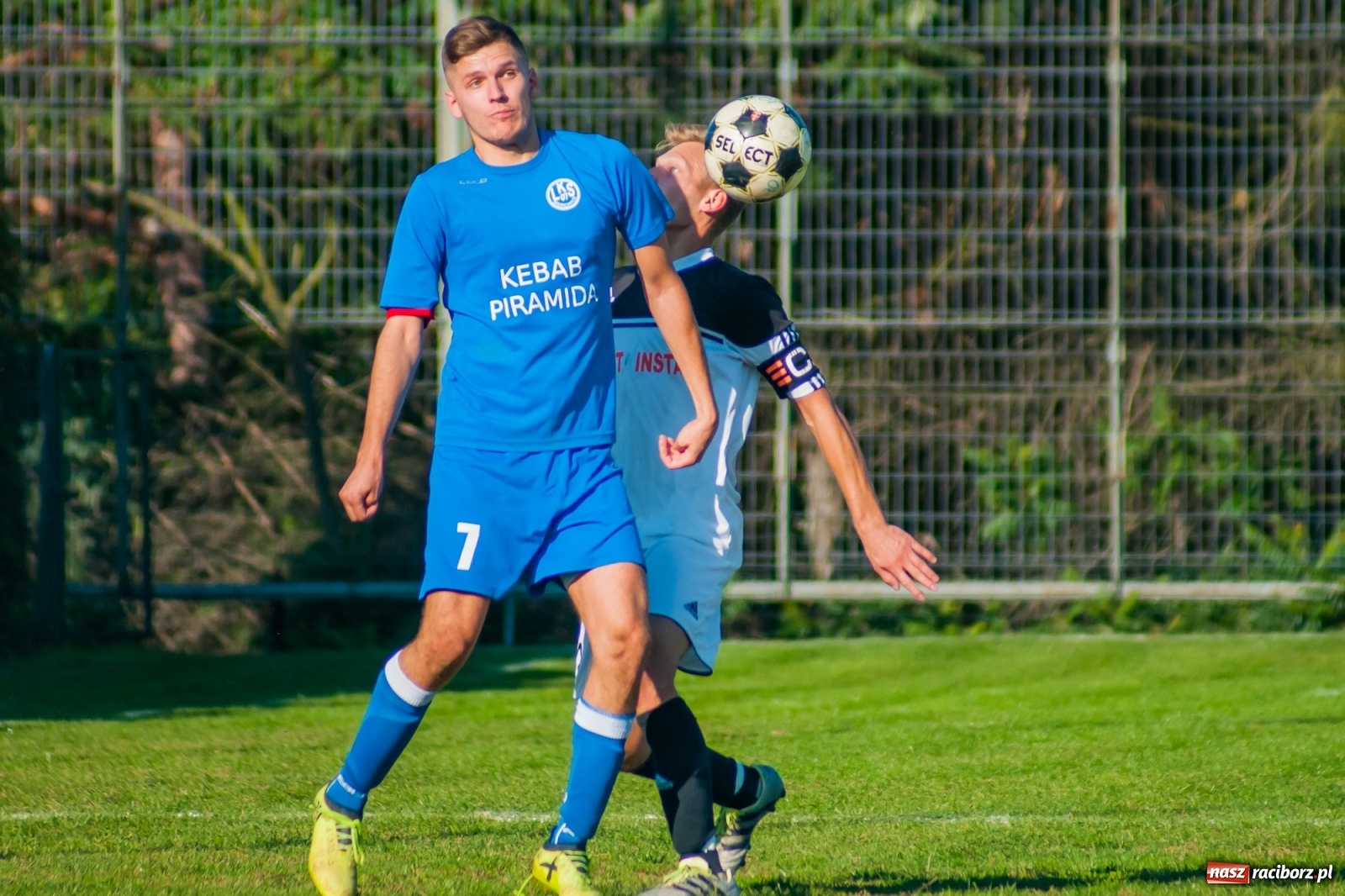 Zdjęcie w galerii na portalu naszraciborz.pl: Nerwowo i czerwono w Markowicach. Zgoda z kompletem punktów [FOTO i WIDEO] wiadomości z regionu