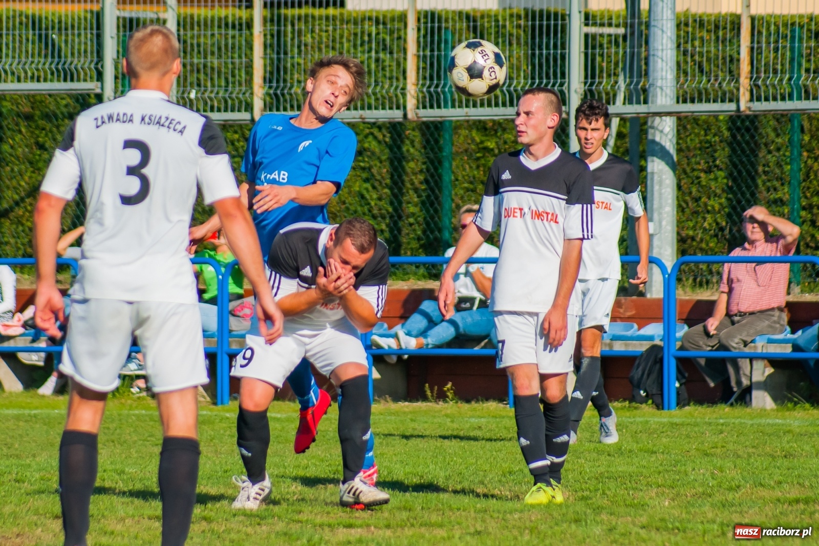Zdjęcie w galerii na portalu naszraciborz.pl: Nerwowo i czerwono w Markowicach. Zgoda z kompletem punktów [FOTO i WIDEO] wiadomości z regionu