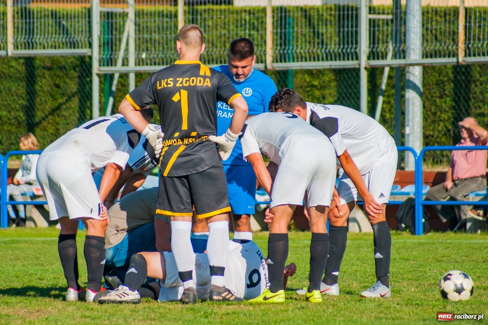Zdjęcie w galerii na portalu naszraciborz.pl: Nerwowo i czerwono w Markowicach. Zgoda z kompletem punktów [FOTO i WIDEO] wiadomości z regionu