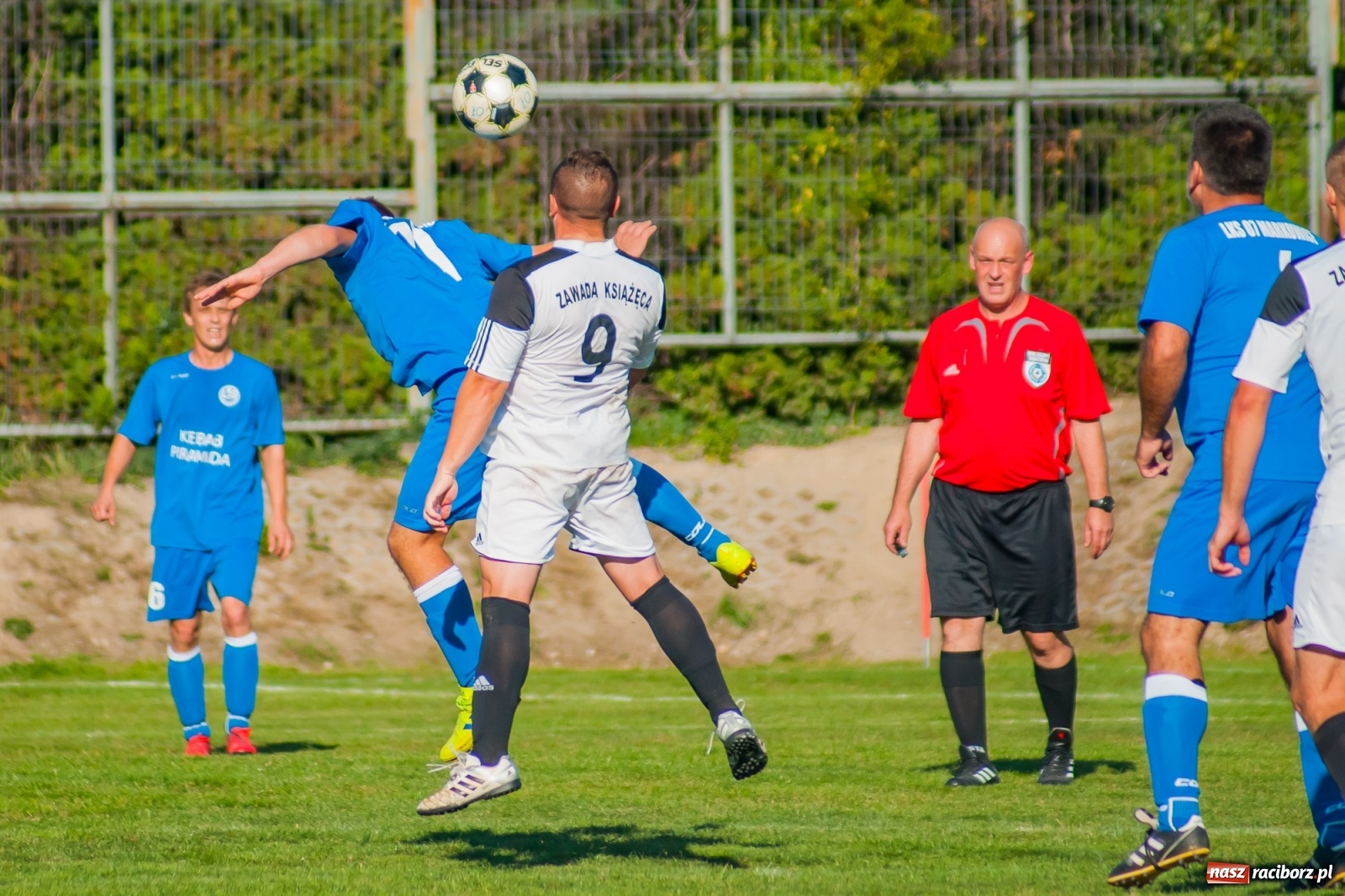 Zdjęcie w galerii na portalu naszraciborz.pl: Nerwowo i czerwono w Markowicach. Zgoda z kompletem punktów [FOTO i WIDEO] wiadomości z regionu