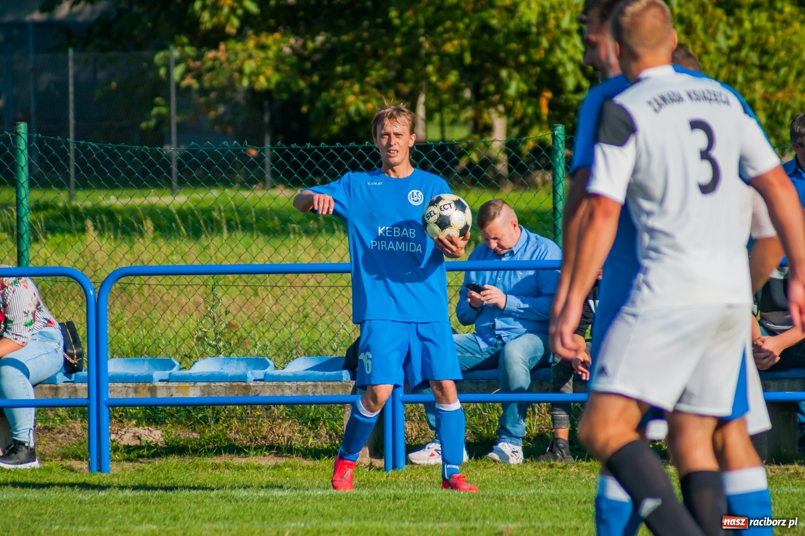 Zdjęcie w galerii na portalu naszraciborz.pl: Nerwowo i czerwono w Markowicach. Zgoda z kompletem punktów [FOTO i WIDEO] wiadomości z regionu