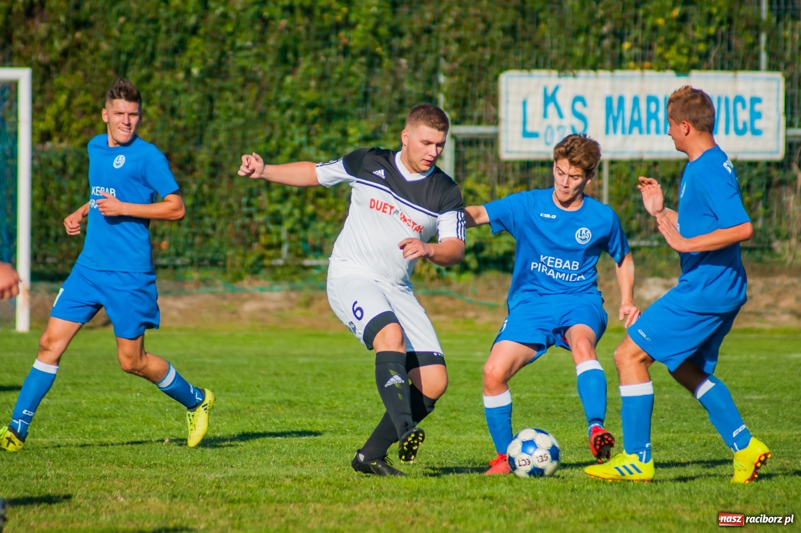 Zdjęcie w galerii na portalu naszraciborz.pl: Nerwowo i czerwono w Markowicach. Zgoda z kompletem punktów [FOTO i WIDEO] wiadomości z regionu
