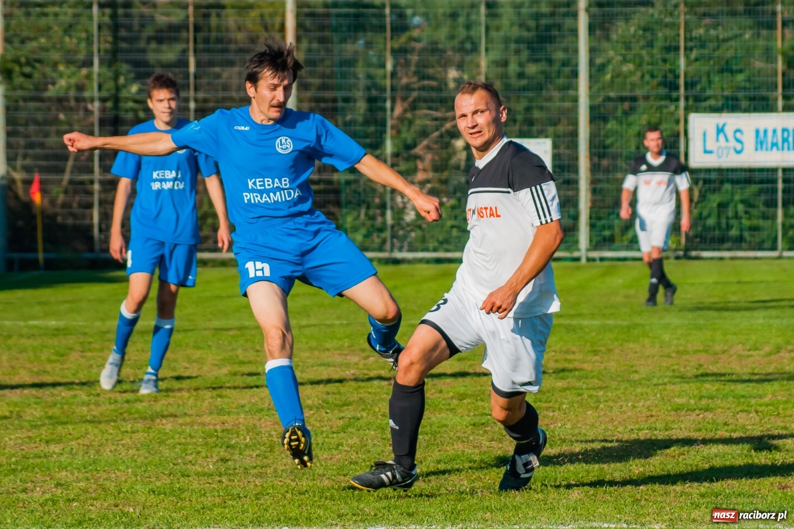 Zdjęcie w galerii na portalu naszraciborz.pl: Nerwowo i czerwono w Markowicach. Zgoda z kompletem punktów [FOTO i WIDEO] wiadomości z regionu