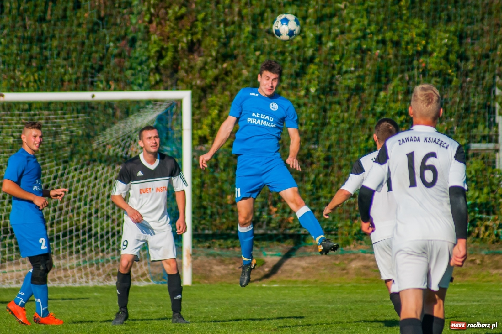 Zdjęcie w galerii na portalu naszraciborz.pl: Nerwowo i czerwono w Markowicach. Zgoda z kompletem punktów [FOTO i WIDEO] wiadomości z regionu