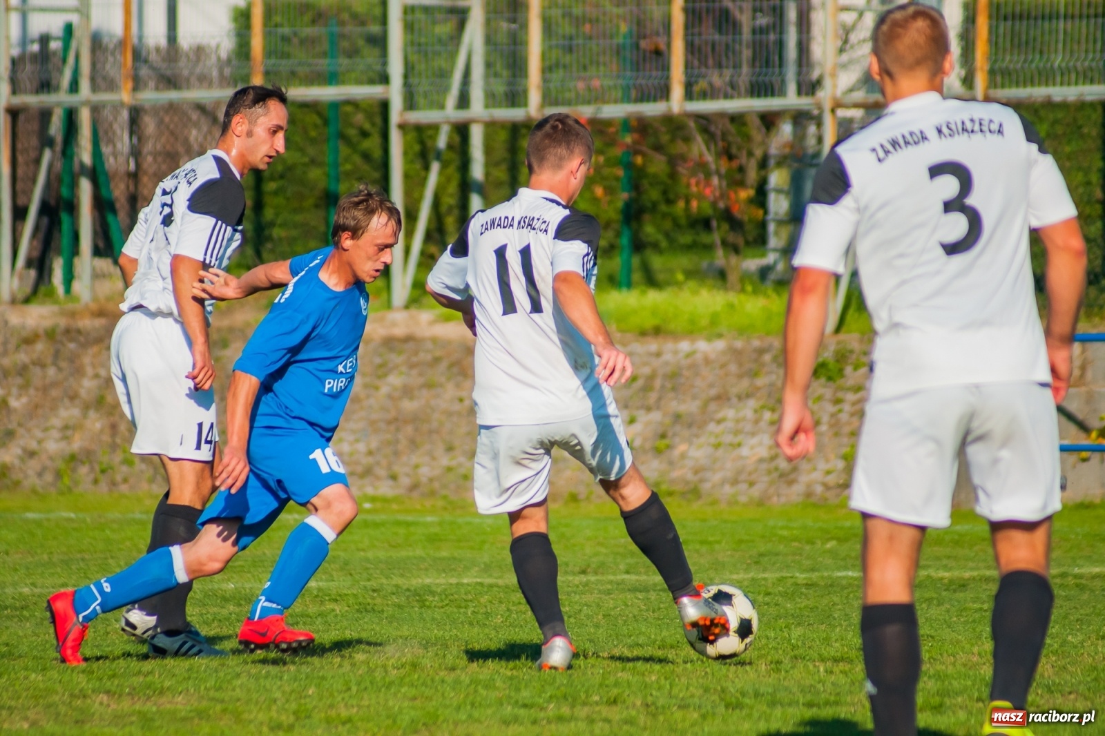 Zdjęcie w galerii na portalu naszraciborz.pl: Nerwowo i czerwono w Markowicach. Zgoda z kompletem punktów [FOTO i WIDEO] wiadomości z regionu