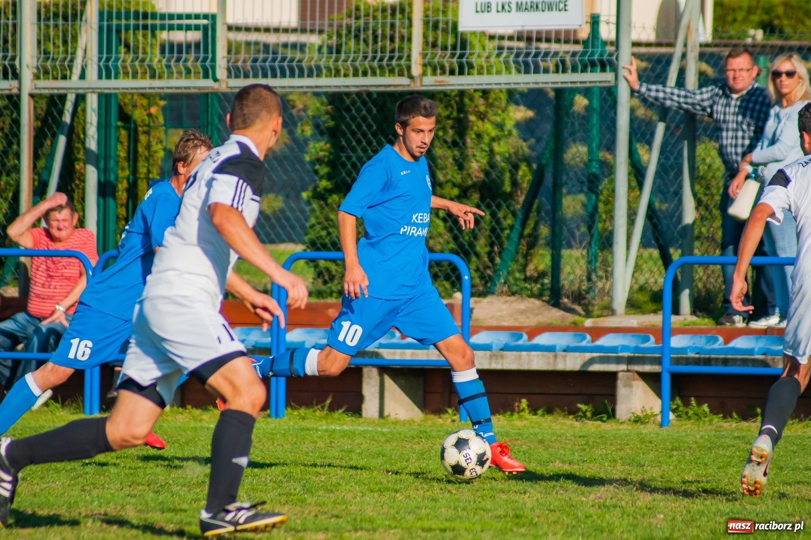 Zdjęcie w galerii na portalu naszraciborz.pl: Nerwowo i czerwono w Markowicach. Zgoda z kompletem punktów [FOTO i WIDEO] wiadomości z regionu