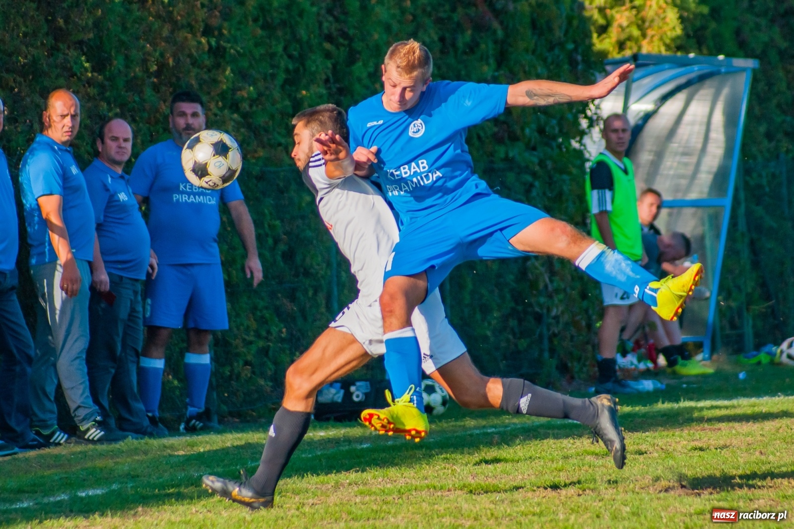 Zdjęcie w galerii na portalu naszraciborz.pl: Nerwowo i czerwono w Markowicach. Zgoda z kompletem punktów [FOTO i WIDEO] wiadomości z regionu
