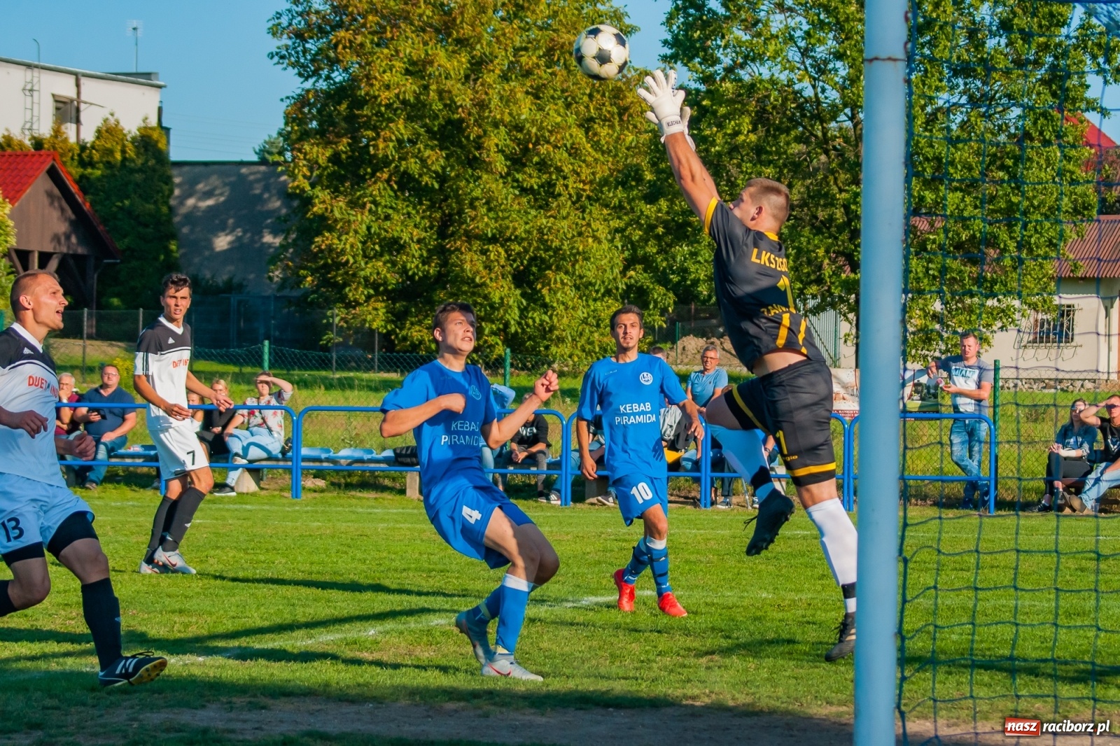 Zdjęcie w galerii na portalu naszraciborz.pl: Nerwowo i czerwono w Markowicach. Zgoda z kompletem punktów [FOTO i WIDEO] wiadomości z regionu